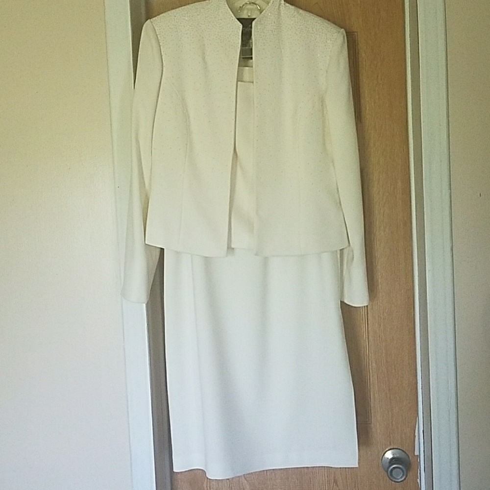 Women's 3 piece lined dress suit.